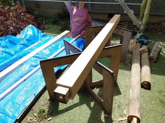 交換する玄関ポーチ柱の檜の高級柱役物（上小節）